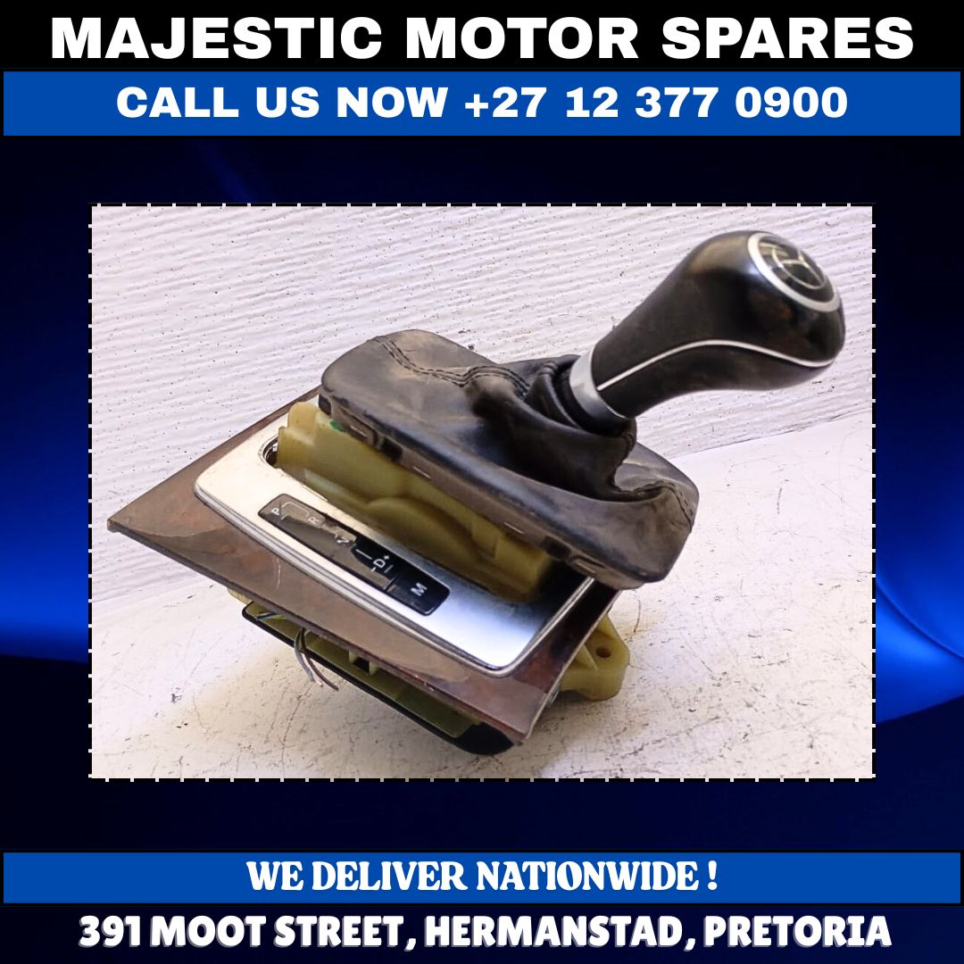 メル27449 Used Mercedes W204 gear selector for Sale for sale in Eastern Cape