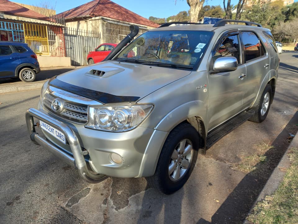2011 TOYOTA FORTUNER 3.0 D4D DIESEL ENGINE, MANUAL 4X4, SILVER COLOR