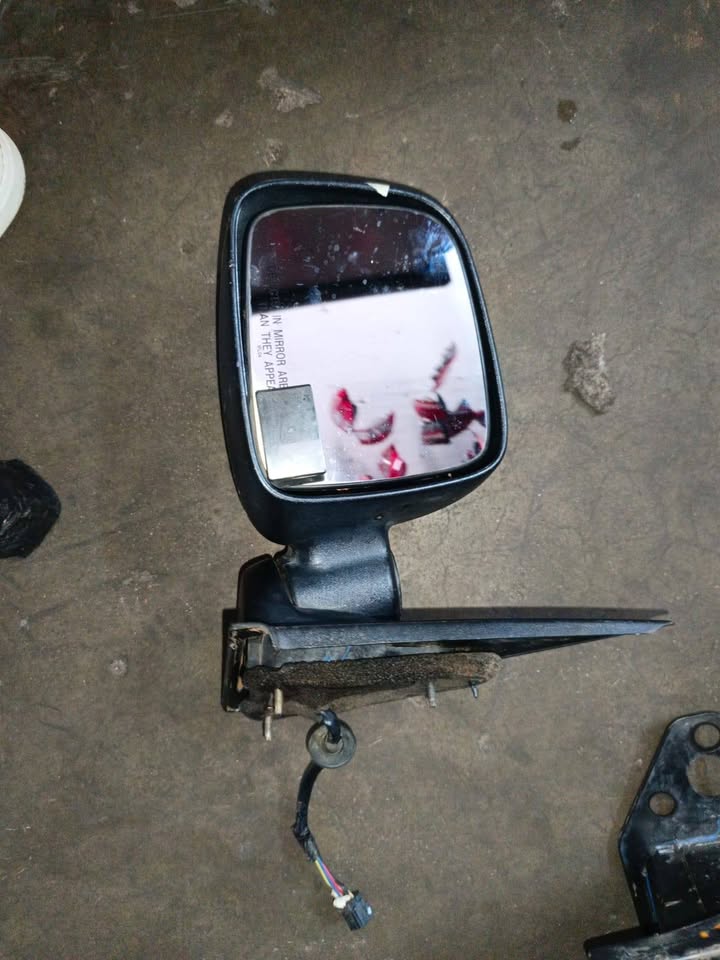 Jeep Cherokee 2001 side mirror - Private Seller Jeep Cherokee 2001 side mirror - Private Seller