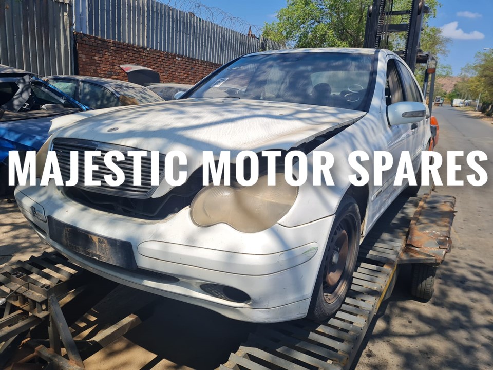 MAJ3011 – 2002 Mercedes benz C200 W203 stripping used spares used parts