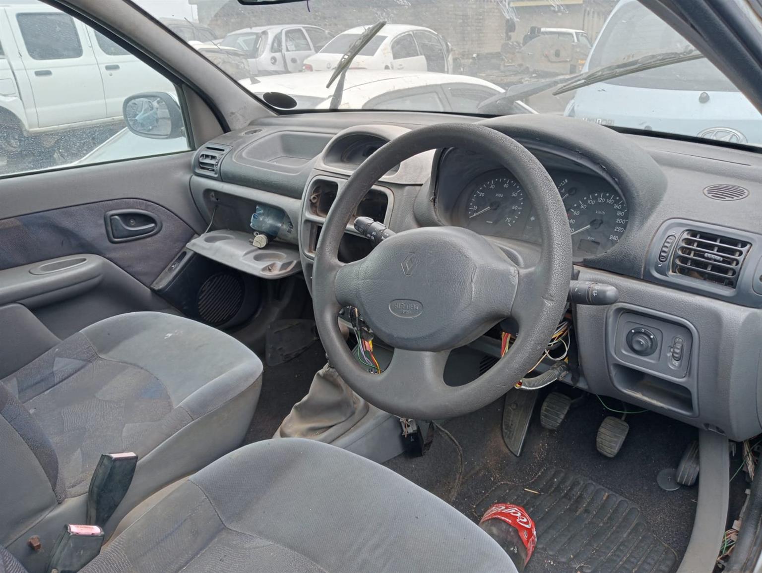 2001 Renault Clio 1.4 - Stripping for Spares.