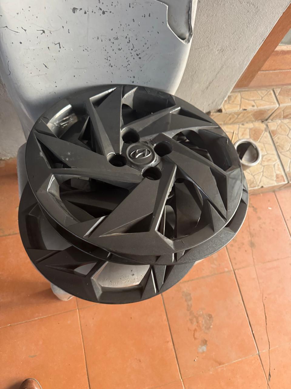 15 inch hyundai rims and wheelcaps for sale - Private Seller