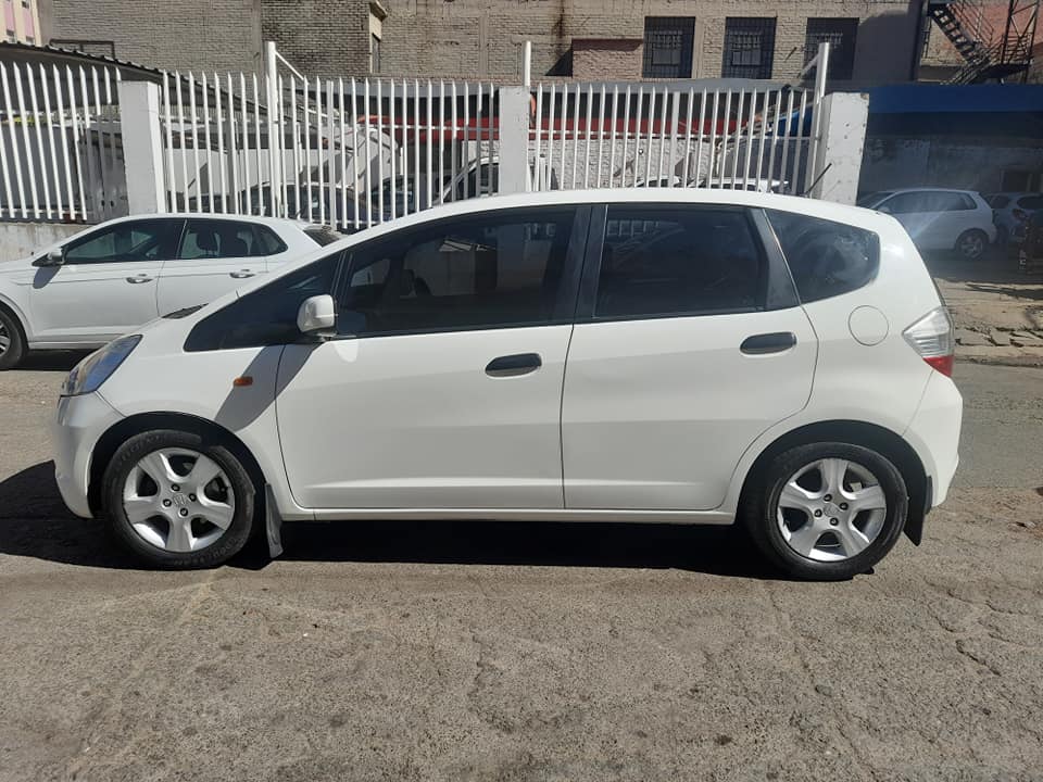 2009 HONDA JAZZ 1.3 AUTOMATIC EXCELLENT CONDITION CONTACT LEON ON