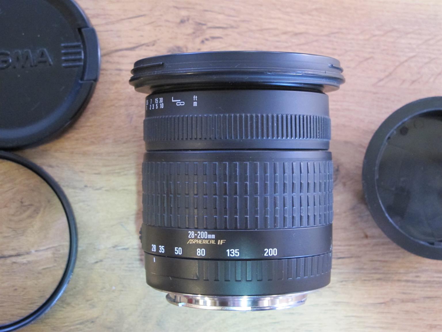 Sigma 28 - 200mm Aspherical Zoom Lens for Canon with UV Filter