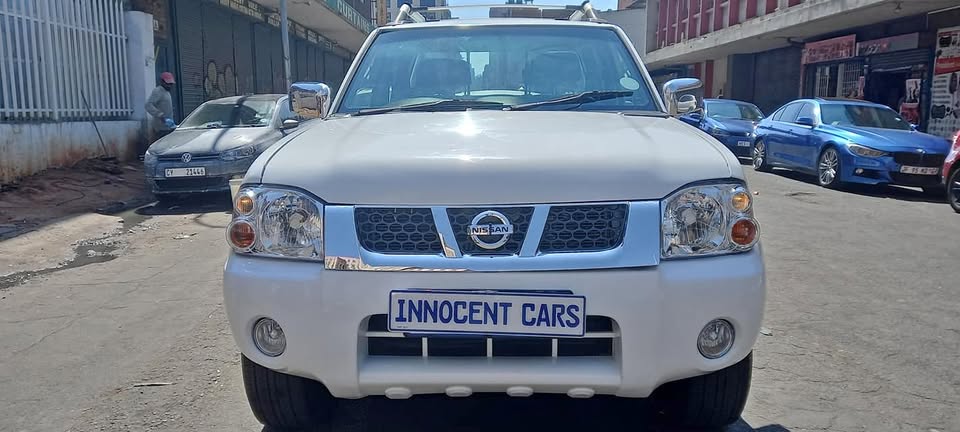 2015 NISSAN NP300 2.4 MANUAL.. PETROL.. DOUBLE CAB 96000KM WHITE COLOR