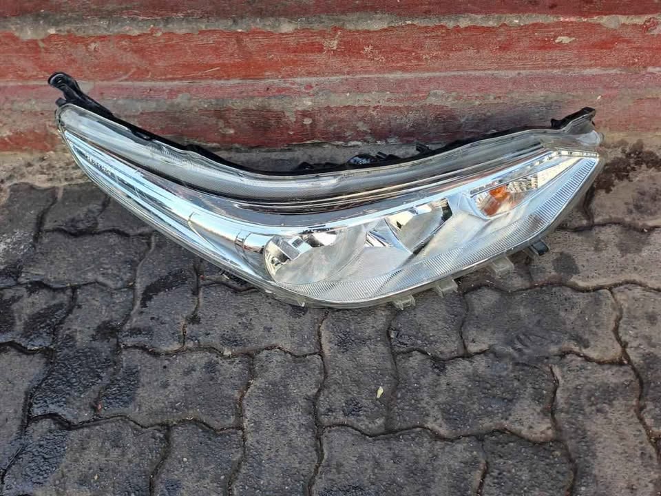Toyota Yaris Headlight Rightside. - Private Seller