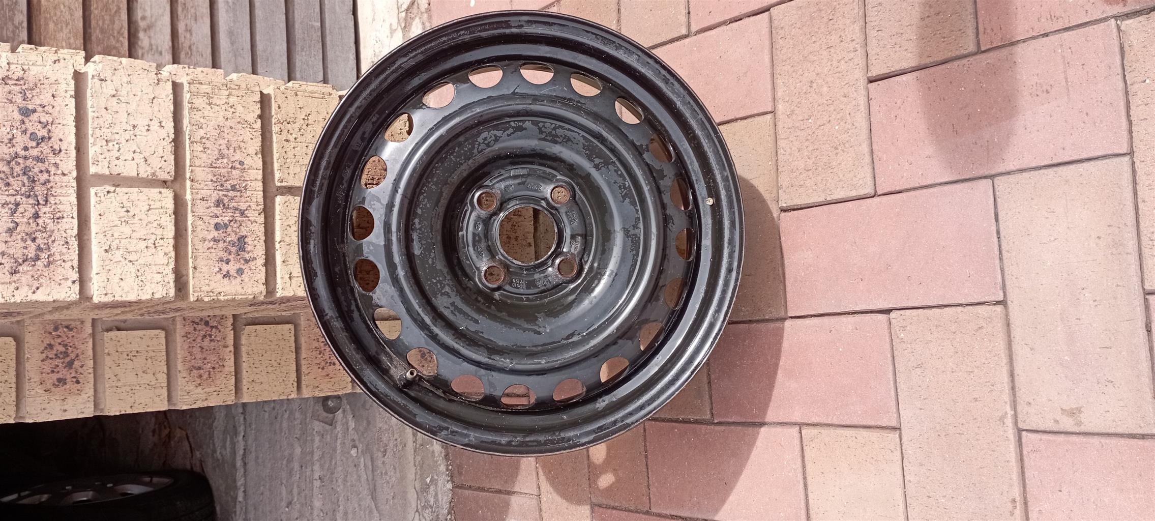 Hyundai i20 2011 15inch rims and wheel caps also both right had side doors - Private Seller