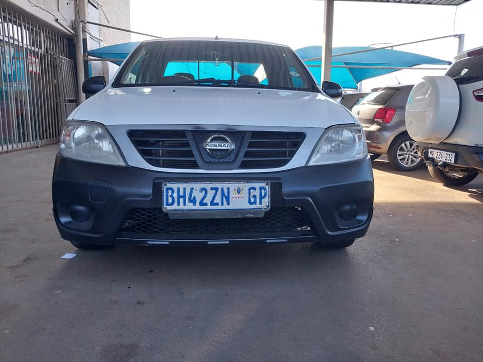 2012 NISSAN NP 200 1.6  MANUEL PETROL WHITE COLOR PRICE