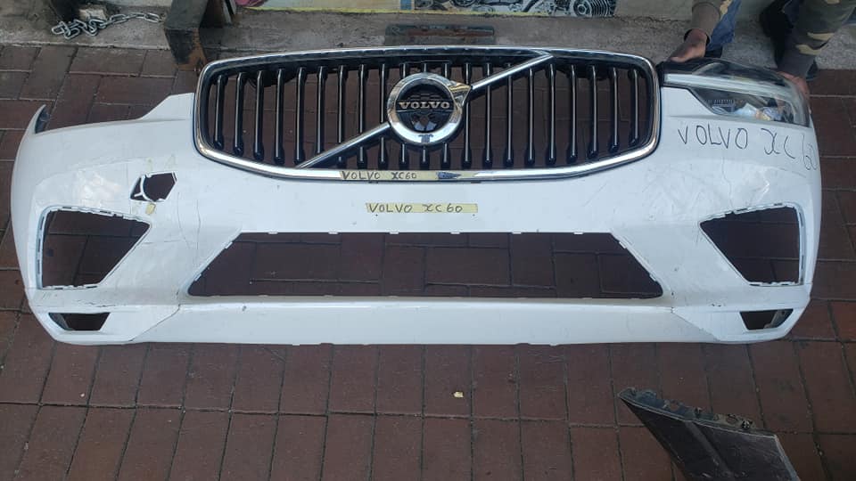 Volvo XC 60 Headlight and Bumper 2020 - Private Seller Volvo XC 60 Headlight and Bumper 2020 - Private Seller