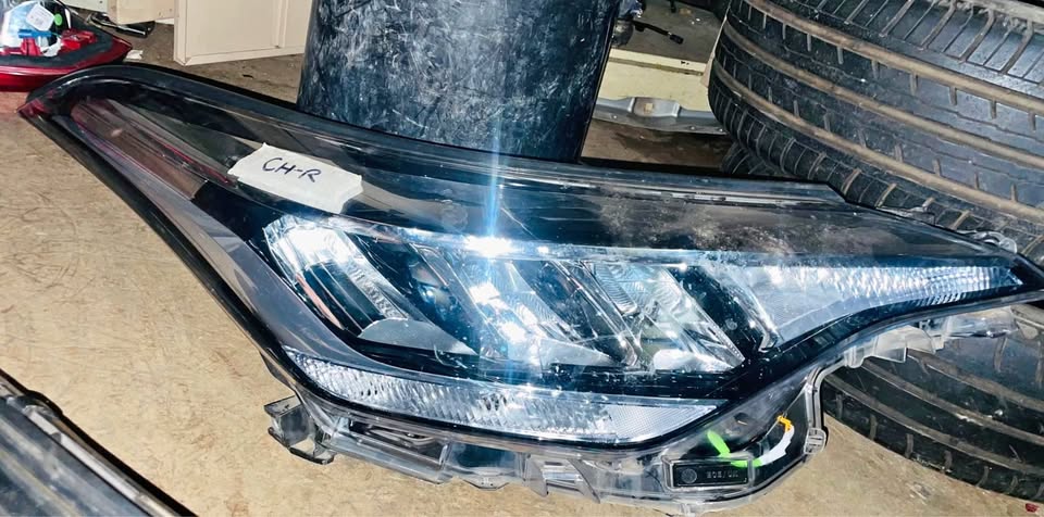 Toyota C-HR HEADLIGHT 2021 - Private Seller Toyota C-HR HEADLIGHT 2021 - Private Seller