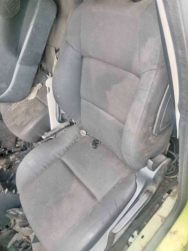 Peugeot 207 1.6 left front seat