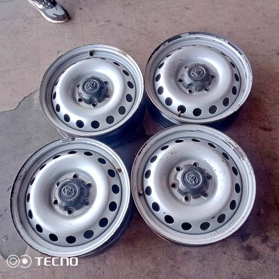 Toyota Hilux rims size 17 - Private Seller