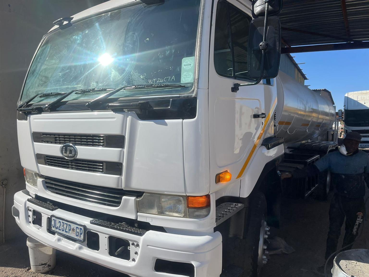 2009 UD290 Water Tanker