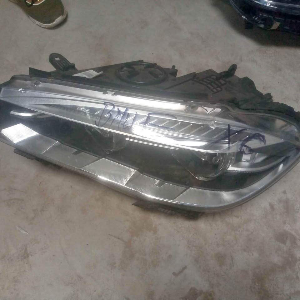 BMW X6 HEAD LIGHT LEFT SIDE - Private Seller BMW X6 HEAD LIGHT LEFT SIDE - Private Seller