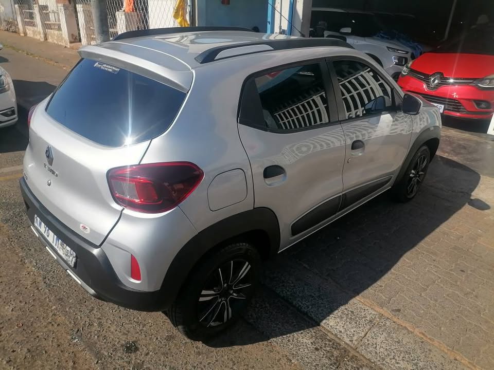 2022 Renault Kwid 1.0 Climber Automatic with a Nice interior seat and Service book and spare key