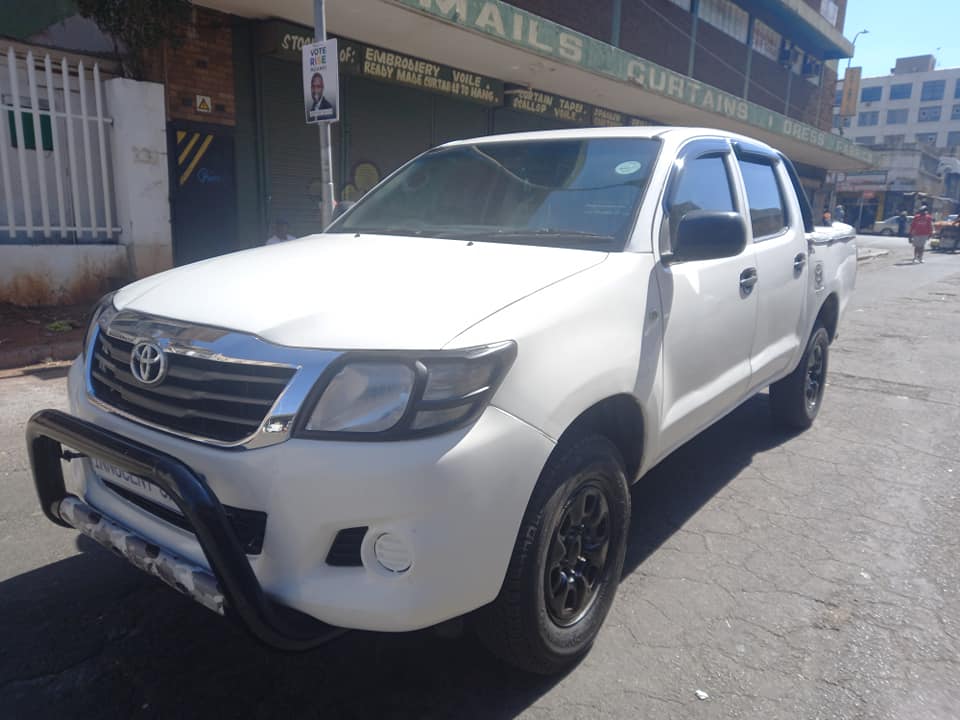 2010 TOYOTA HILUX 2.5 D4D DIESEL, DOUBLE CAB BAKKIE, WHITE COLOUR, MANUAL