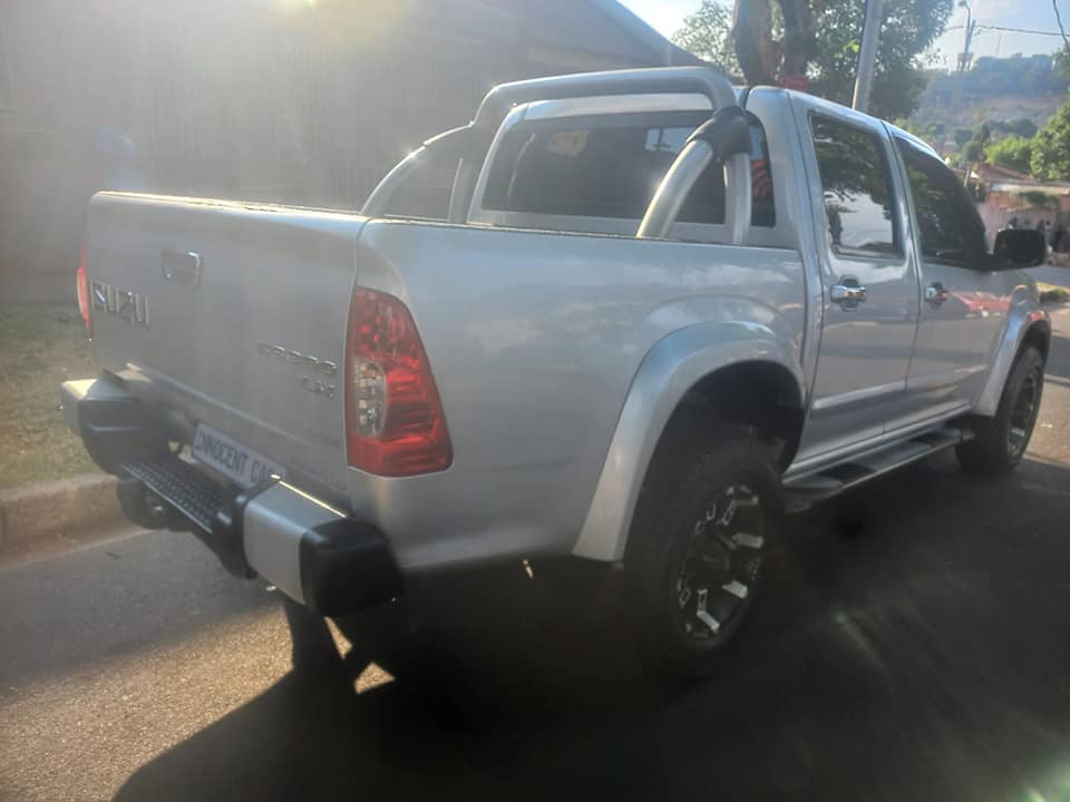 2009 ISUZU KB250 LX DIESEL, MANUAL, DOUBLE CAB, SILVER COLOR, MILEAGE 254000KMS