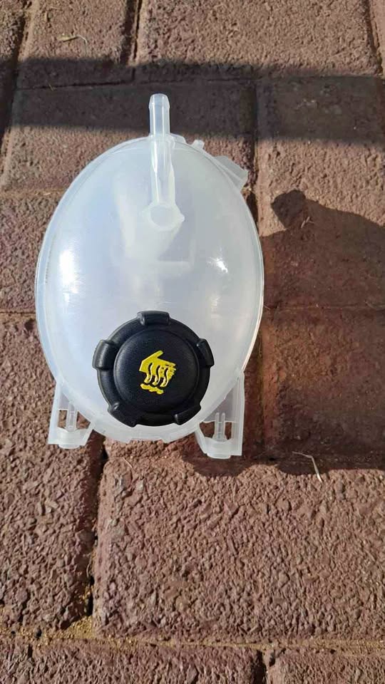 RENAULT SANDERO/CLIO IV/CAPTURE/DUSTER WATER BOTTLE BRAND NEW. - Private Seller