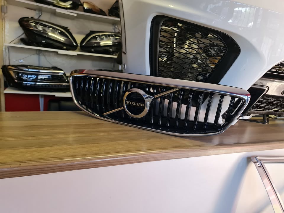 2019 VOLVO V40 MAIN GRILL FOR SALE SUPER CLEAN - Private Seller