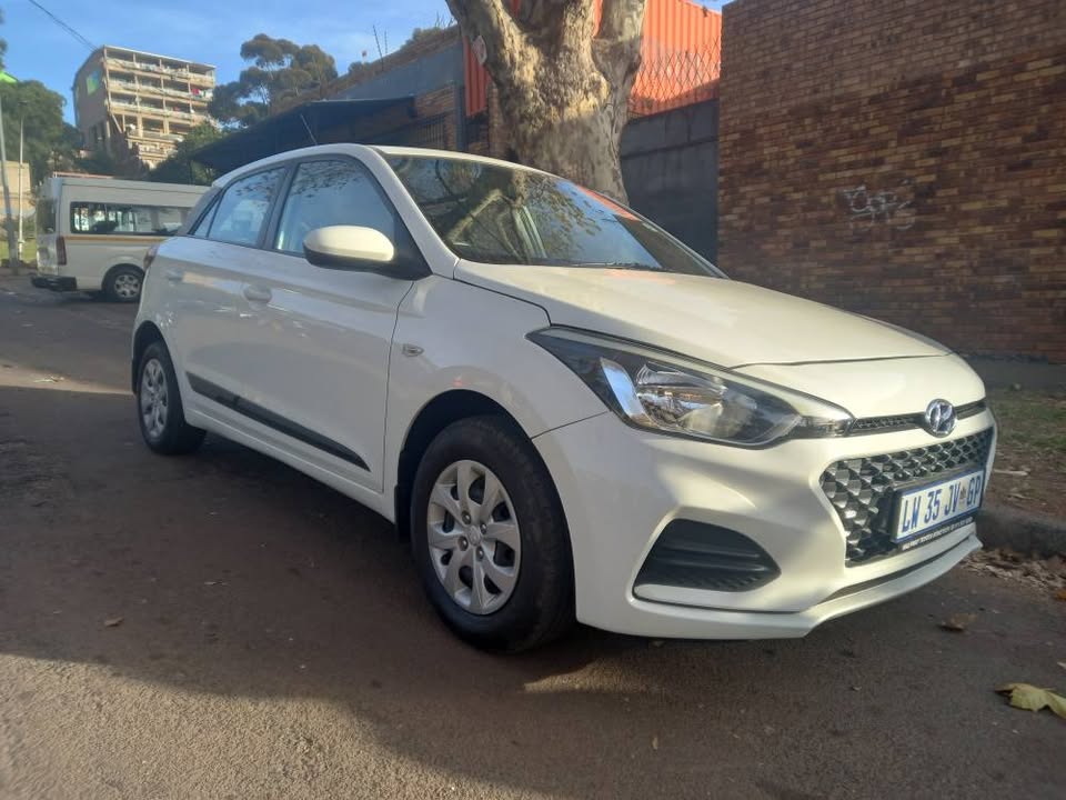 2018 HYUNDAI I20 1.2 PETROL, MANUAL, WHITE, 92000KMS, R140,000. SERVICE BOOK SPARE KEYS