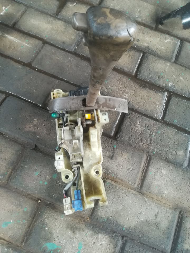 TOYOTA COROLLA AUTOMATIC GEAR LEAVER FOR SALE - Private Seller