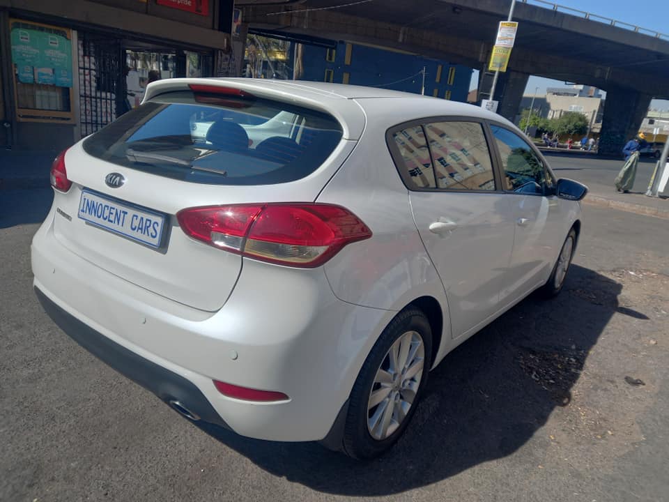 2014 KIA CERATO HATCHBACK 1.6 PETROL, MANUAL, WHITE COLOR, MILEAGE 73000KM