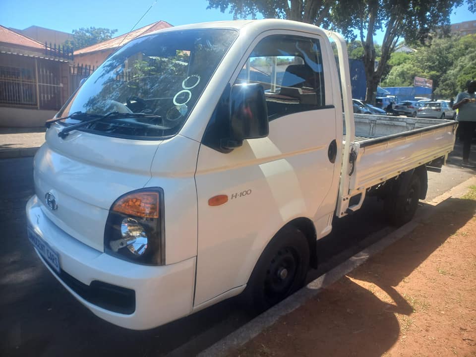2015 HYUNDAI H100 BAKKIE 2.6 DIESEL, MANUAL, WHITE COLOR, MILEAGE 132000KMS