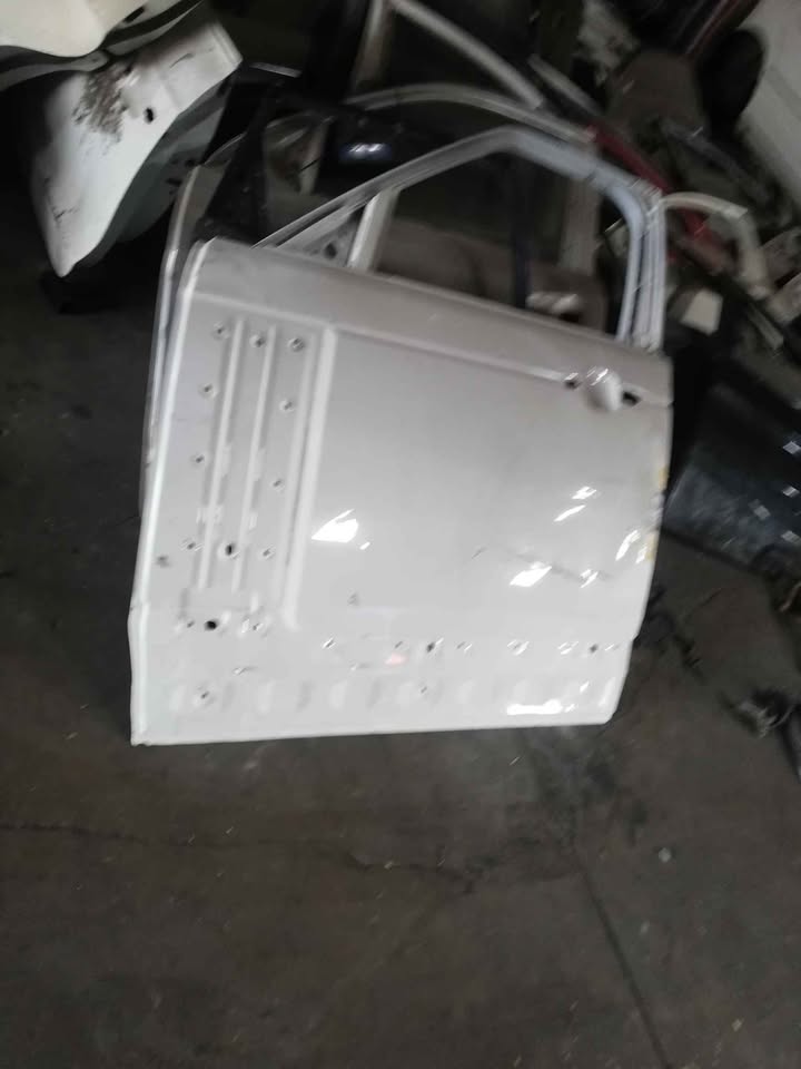 Rang rover autobiography left front door shell - Private Seller Rang rover autobiography left front door shell - Private Seller