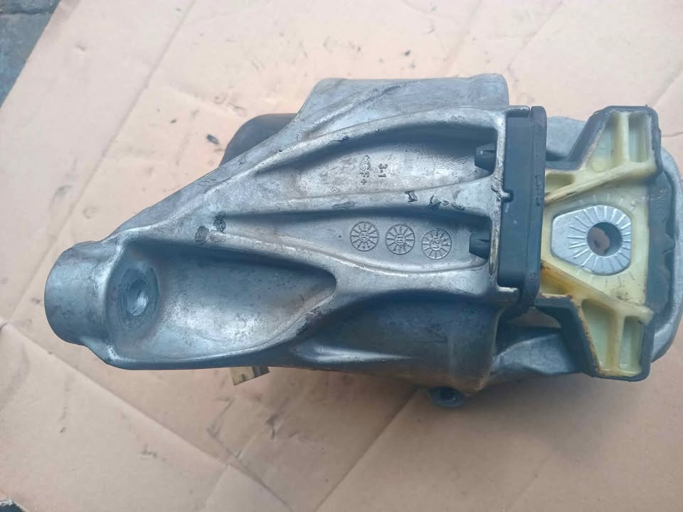 8w0199371bd 2.0 tfsi Audi A4  engine mounting - Private Seller