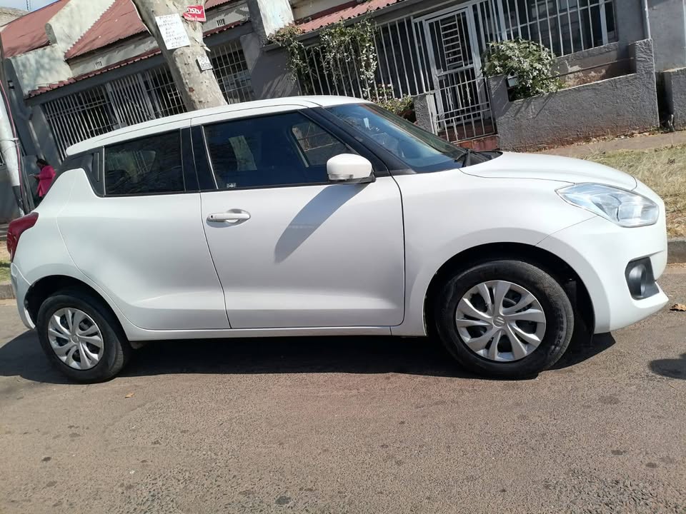 2022 SUZUKI SWIFT 1.2 MANUAL TRANSMISSION IN EXCELLENT CONDITION WITH SERVICE BOOK