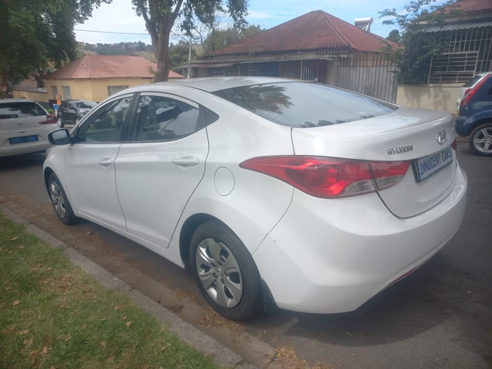 2014 HYUNDAI ELANTRA SEDAN 1.6 PETROL, MANUAL, WHITE COLOR, MILEAGE 88000KMS