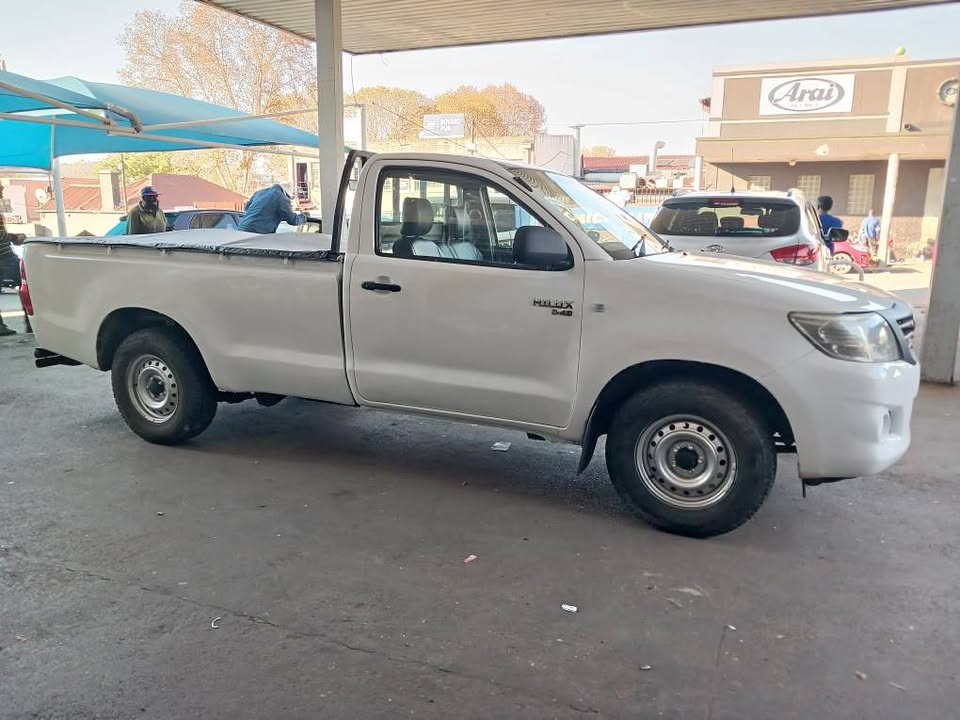 2010 TOYOTA HILUX 2.5 D4D S/C 4X2 Transmission: Manual  Mileage: 175000km Fueltype: Diesel White
