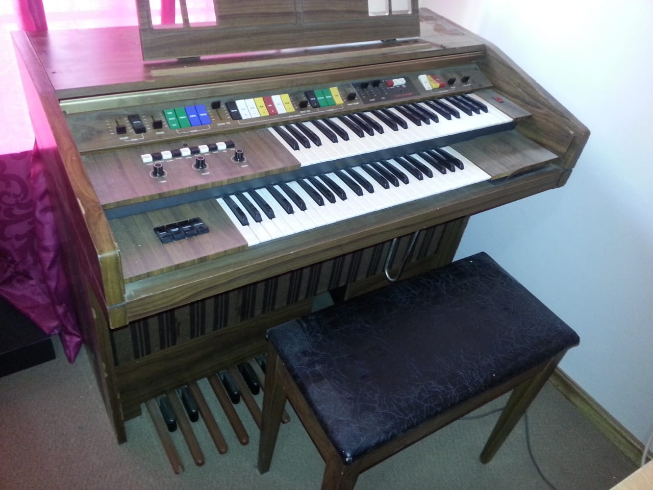how to play a lowrey organ