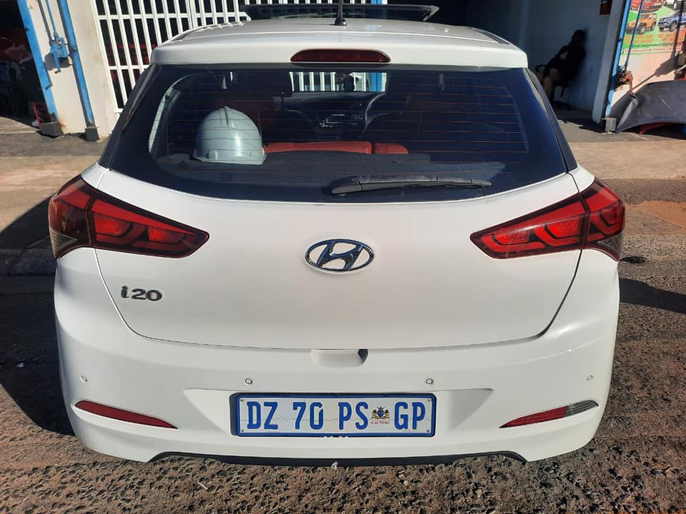 2015 Hyundai i20 1.2 Fluid Automatic and leather seat Sunroof Service book