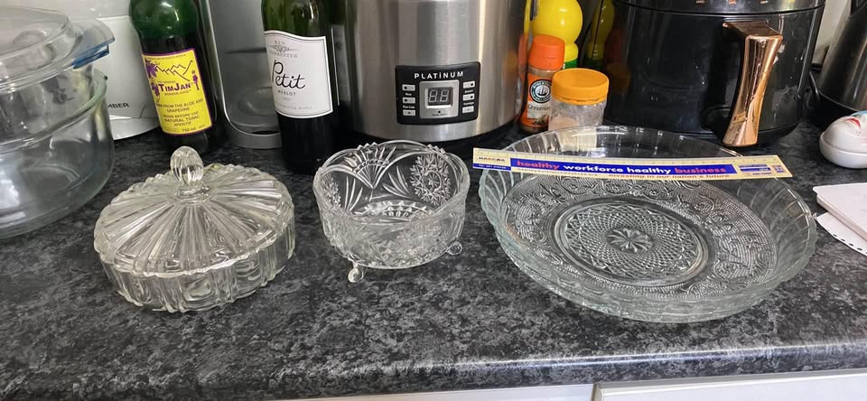 Assorted glassware each Assorted glassware each