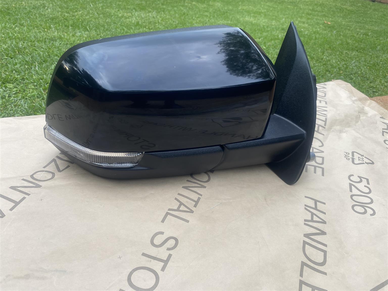 2025 FORD RANGER T9 ELECTRONIC AUTO-FOLD DOOR MIRROR WITH BLIND SPOT RIGHT SIDE - Private Seller