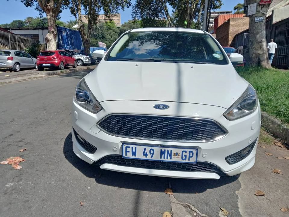 2017 Ford Focus Ecoboost 1.0 Petrol, Automatic, White, 129000kms SERVICE BOOK.