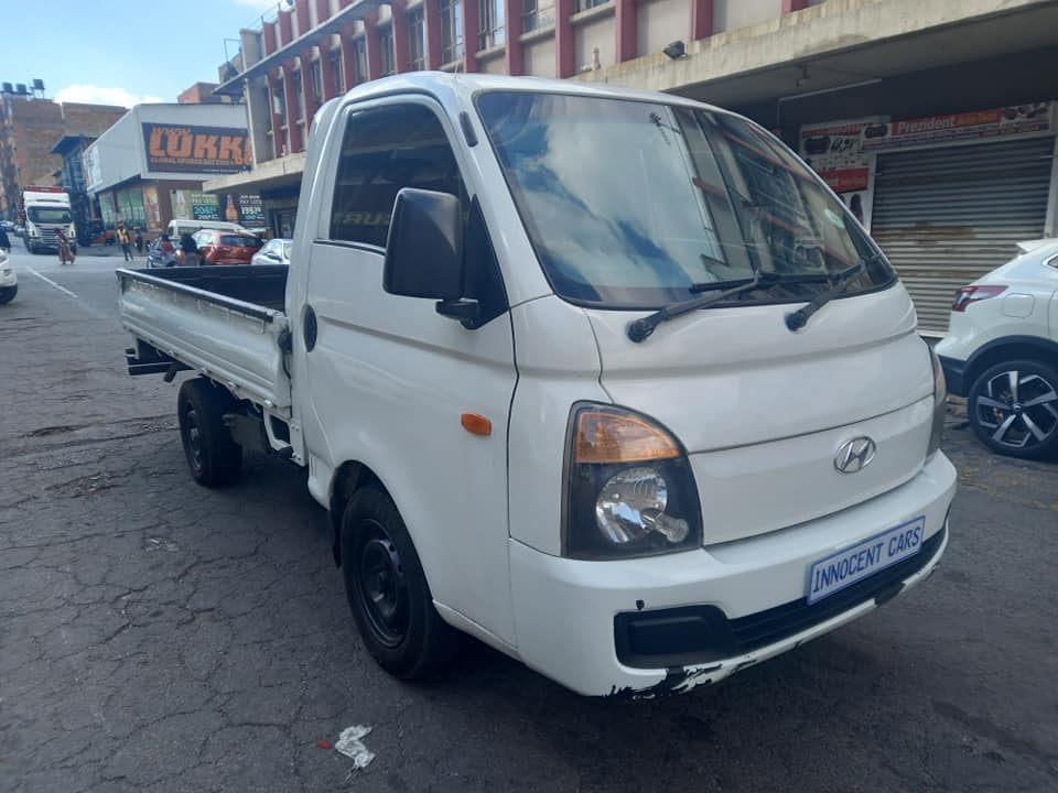 2015 HYUNDAI H100 BAKKIE, 2.6 DIESEL, MANUAL TRANSMISSION, WHITE COLOUR