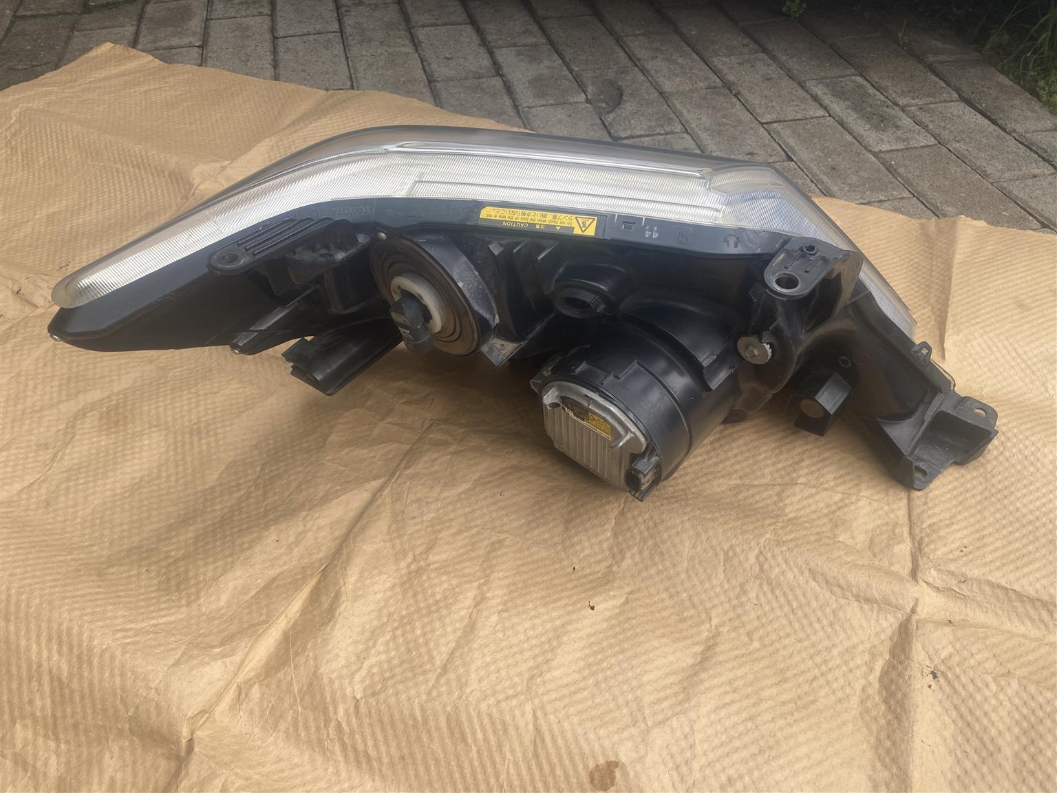 2015 TOYOTA FORTUNER XENON HEADLIGHT LEFT SIDE FOR SALE. IN EXCELLENT CONDITION