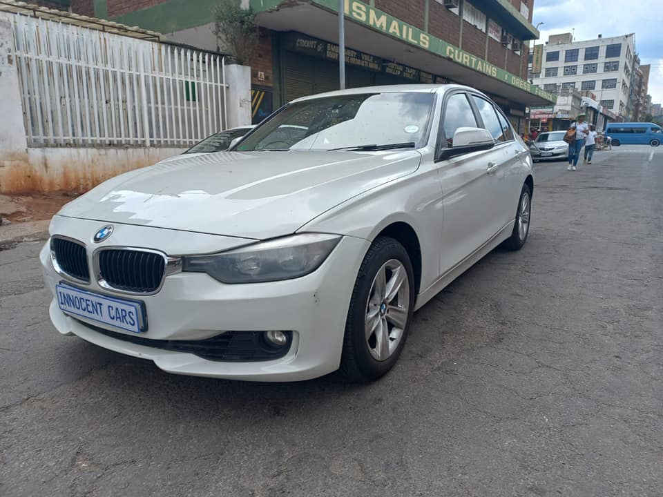 2013 BMW 320i PETROL SEDAN, AUTOMATIC TRANSMISSION, WHITE COLOUR, MILEAGE 89000KM