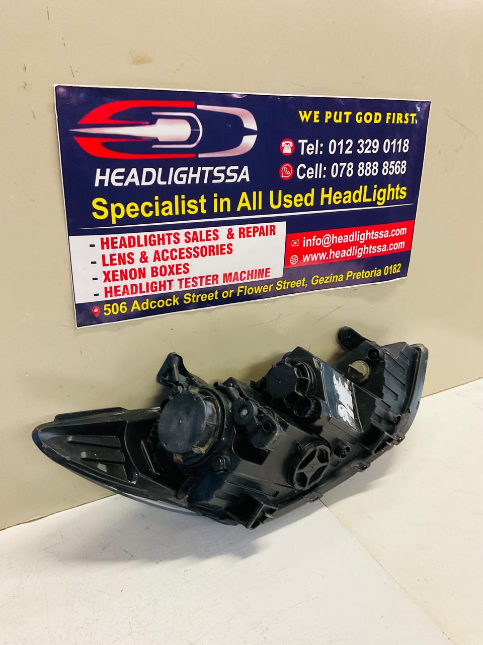 Hyundai Elantra left side halogen headlight (2017-) - Private Seller Hyundai Elantra left side halogen headlight (2017-) - Private Seller