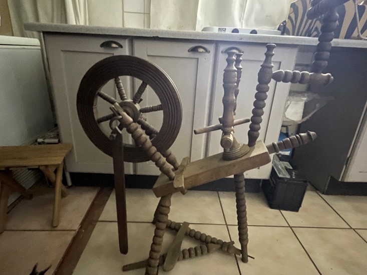 Antiques Spinning wheel