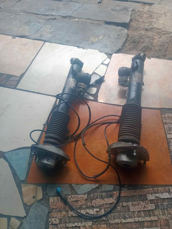 Left Rear Strut Spring Shoch VDC EDC Active OEM BMW F85 F86 X5M X6M 14-19 - Private Seller Left Rear Strut Spring Shoch VDC EDC Active OEM BMW F85 F86 X5M X6M 14-19 - Private Seller