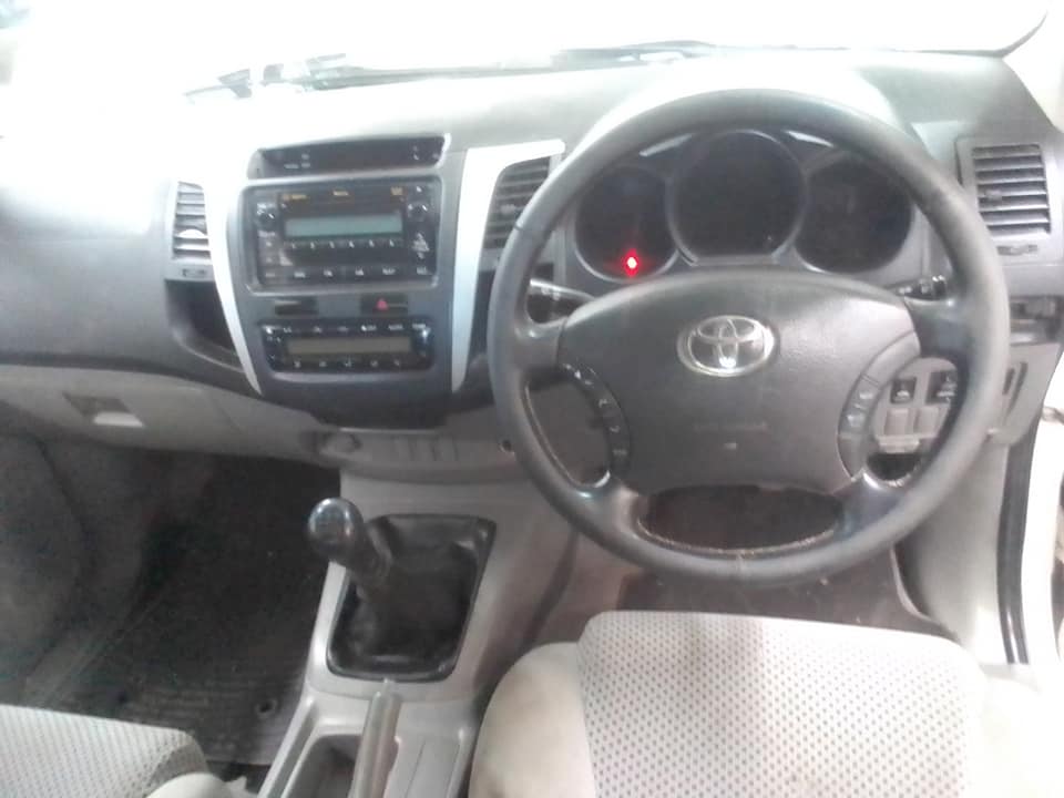 2009 Toyota Hilux 2.5 D-4D Raised Body Double-Cab 4x2 White, Manual, Diesel, 93333km
