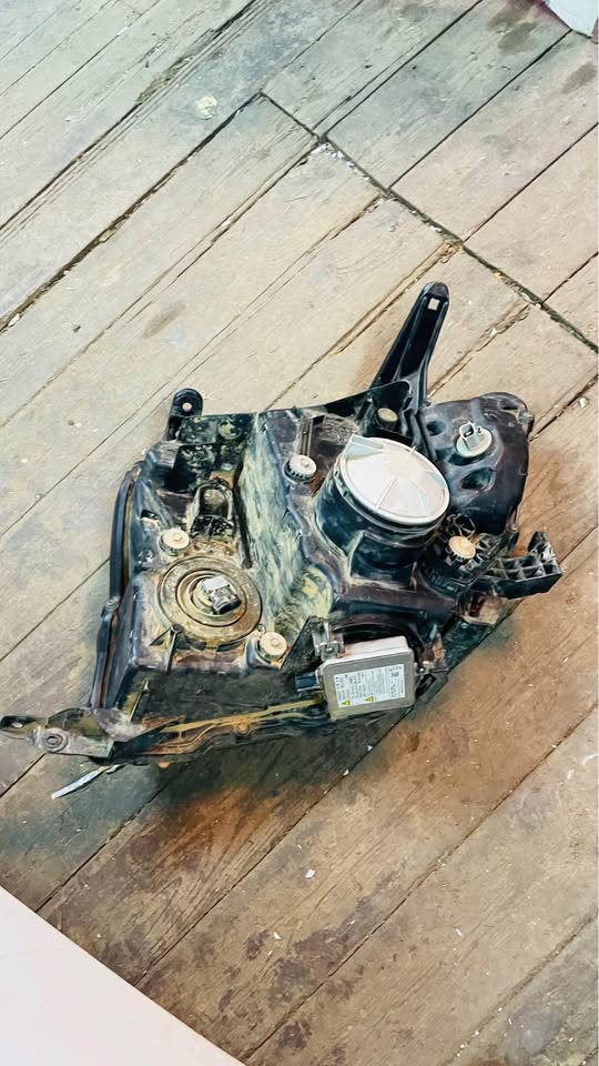 Mitsubishi Pajero headlight - Private Seller