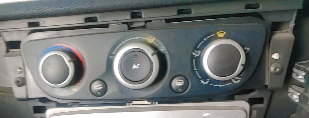 RENAULT MEGANE DCI AIRCON HEATER UNIT - Private Seller RENAULT MEGANE DCI AIRCON HEATER UNIT - Private Seller