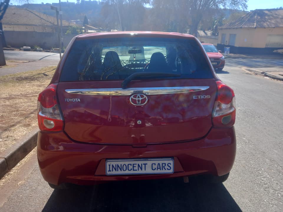 2013 TOYOTA ETIOS HATCHBACK 1.5 ENGINE PETROL, MANUAL, MAROON COLOR,