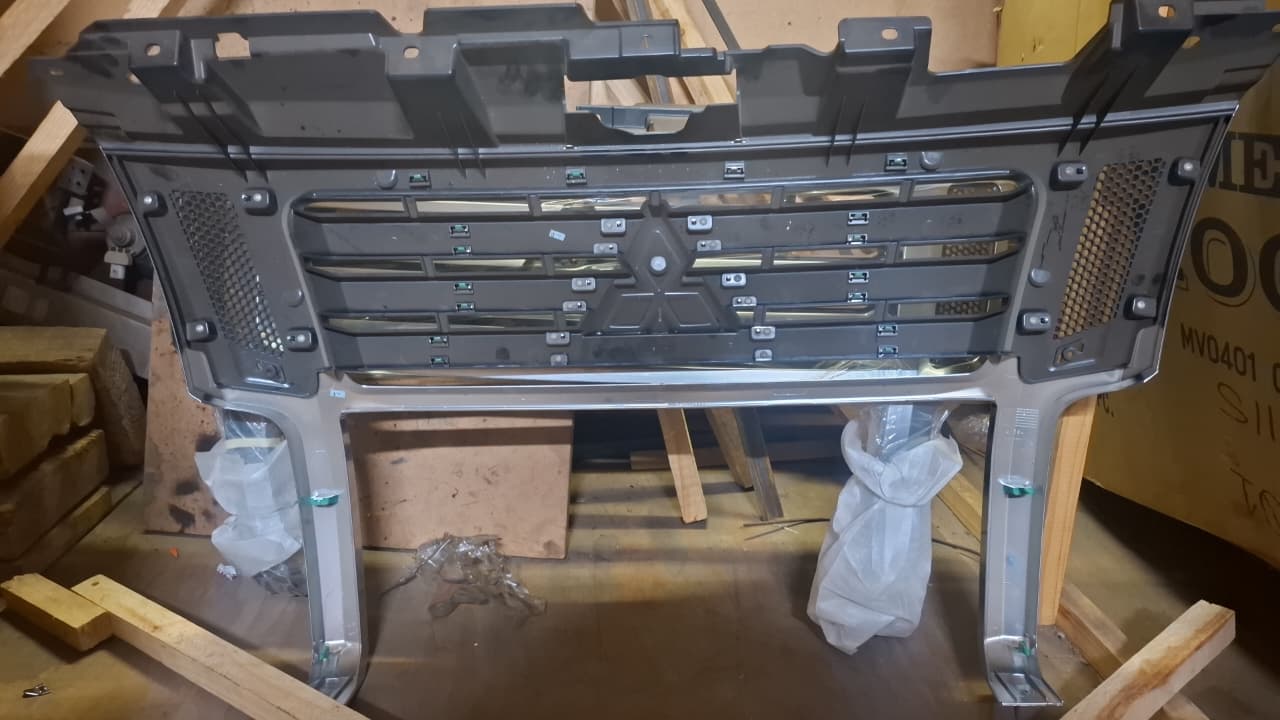 Mitsubishi Pajero Gen 4 Main grill for sale - Private Seller