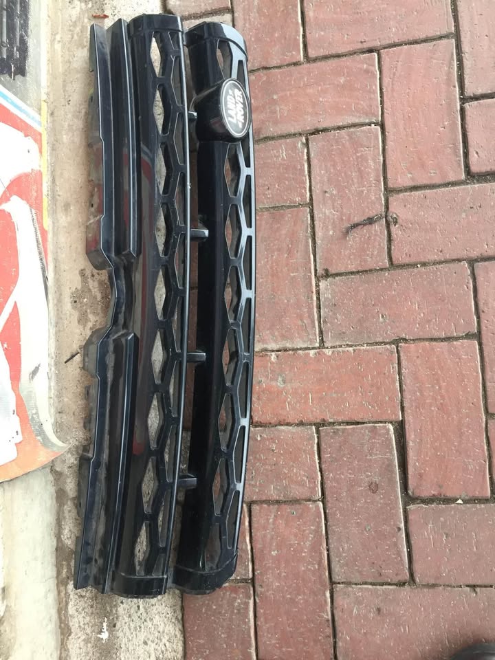 Rang Rover Evogue front grill for sell in good condition nice and clean - Private Seller