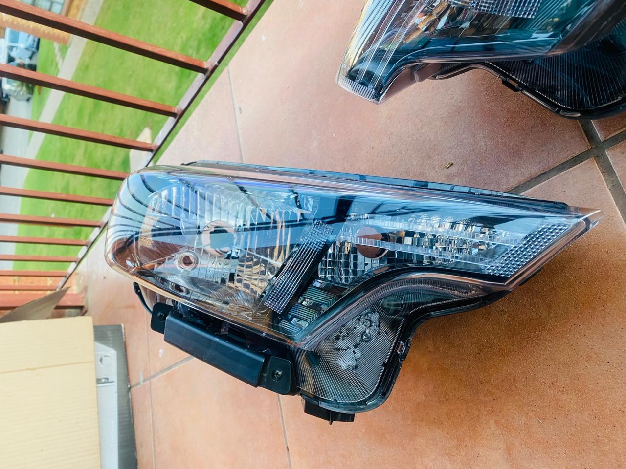 Kia sonet left and right headlight for sale OEM - Private Seller Kia sonet left and right headlight for sale OEM - Private Seller